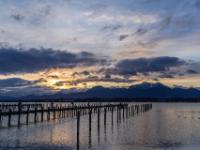 Sonnenaufgang durch dichte Wolken über dem Chiemsee